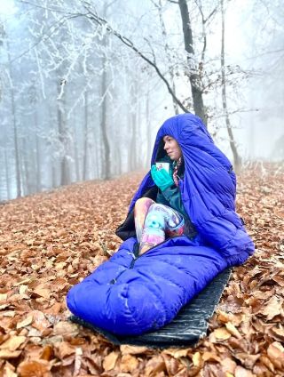 Když se les zastaví v dechu zimy a stromy se oblékají do ledových šperků, je čas na dobrodružství. Naše legíny Dancink...